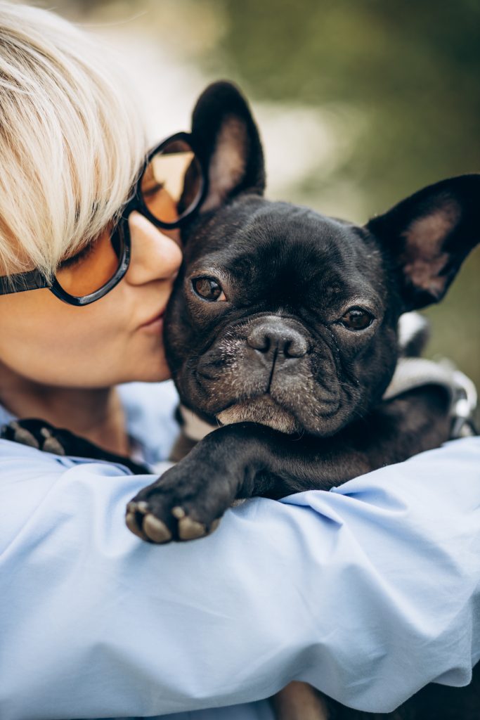 portrait-of-woman-with-her-pet-french-bulldog-in-a-park
